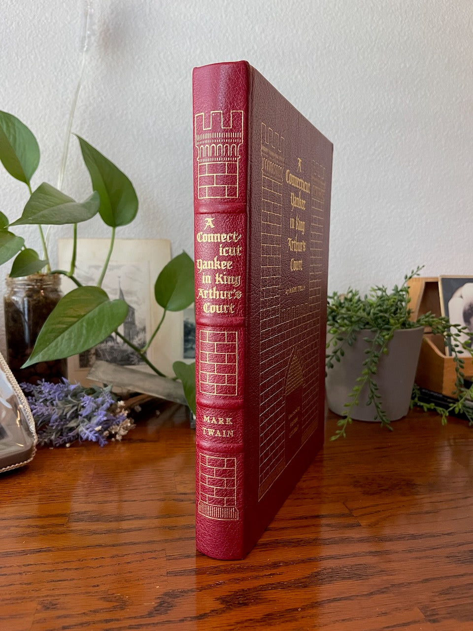 A Connecticut Yankee in King Arthur's Court by Mark Twain - Precious Cache
