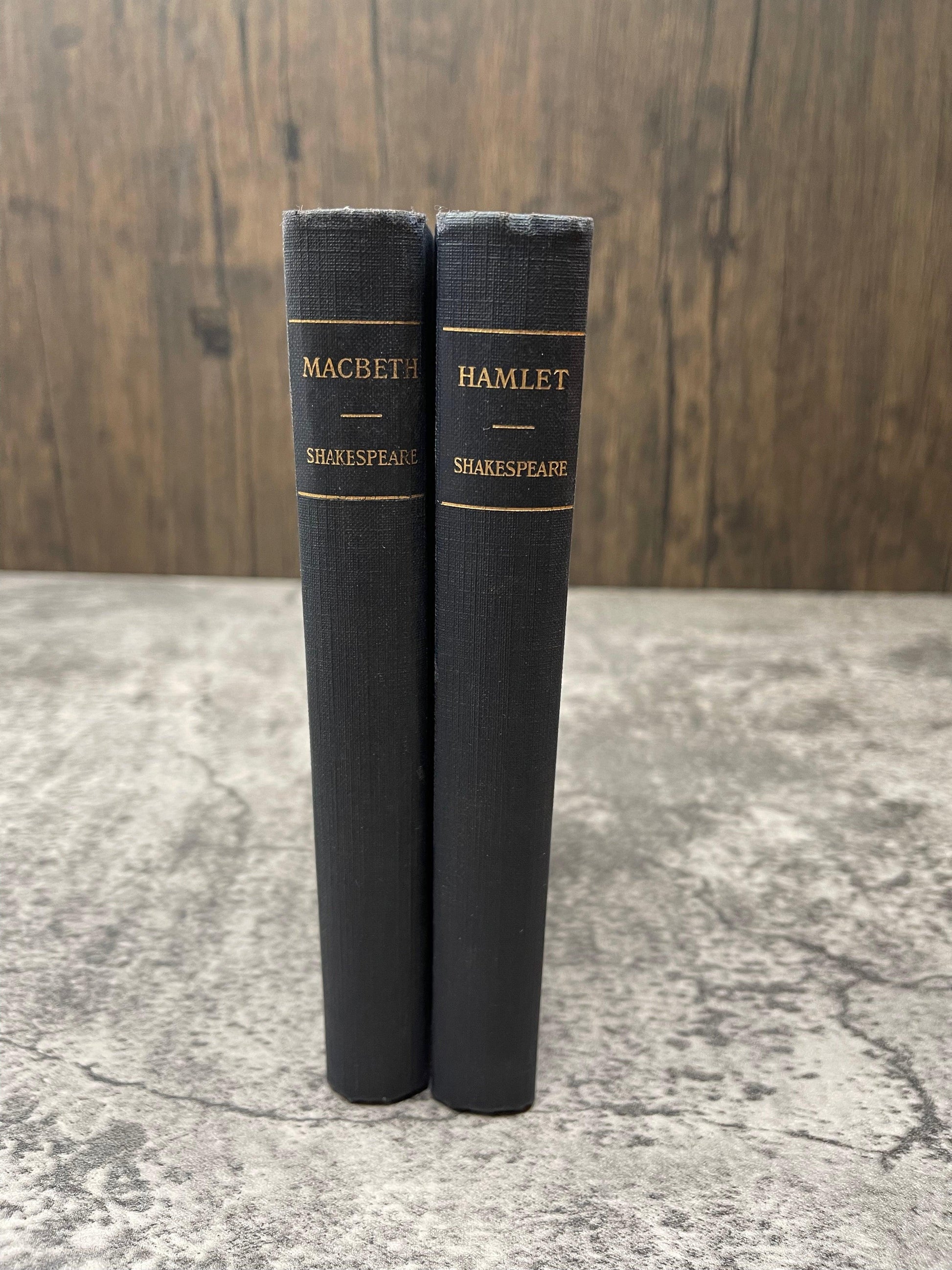 Shakespeare's Hamlet and Macbeth / 1922 - Precious Cache