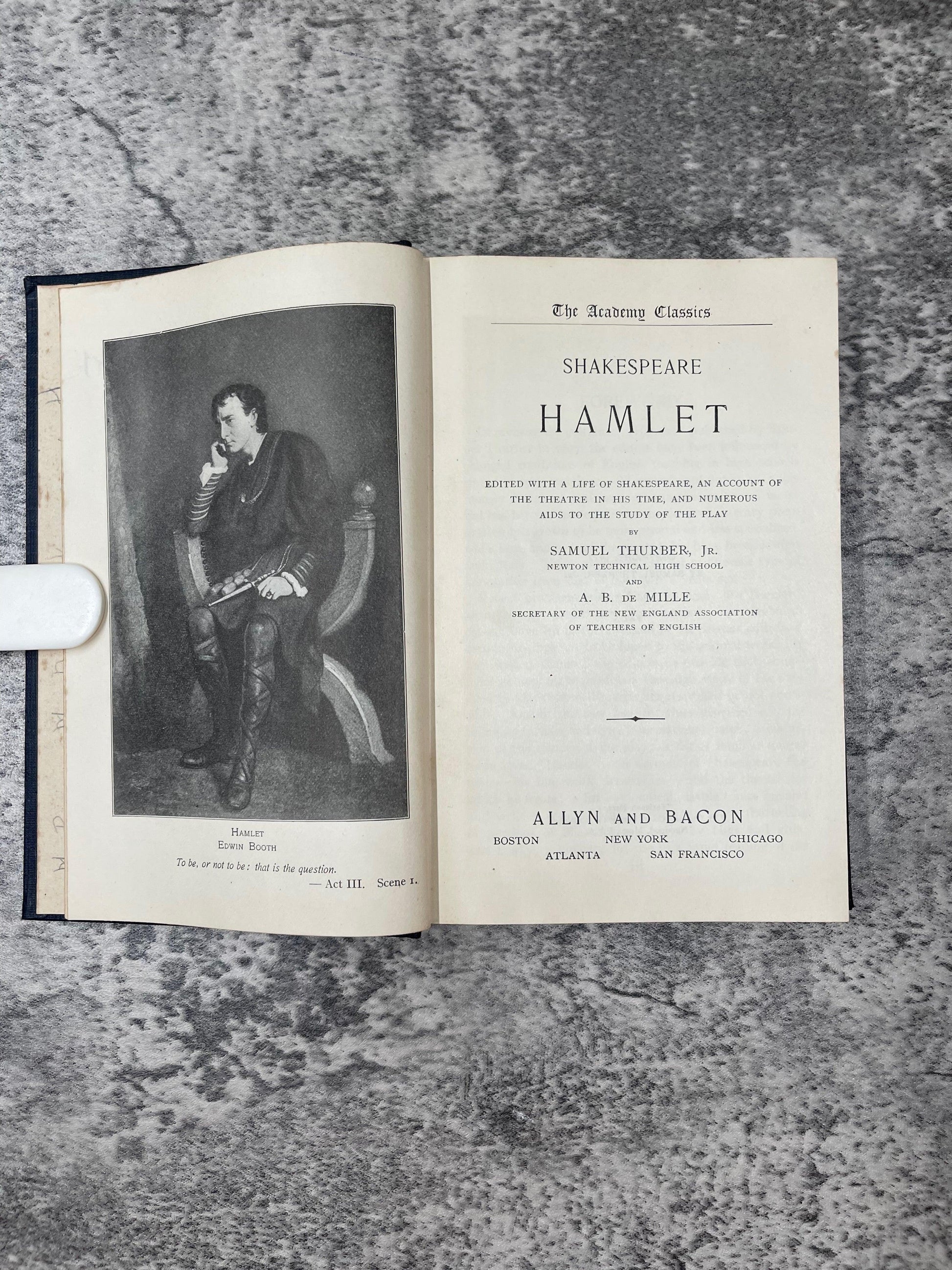 Shakespeare's Hamlet and Macbeth / 1922 - Precious Cache