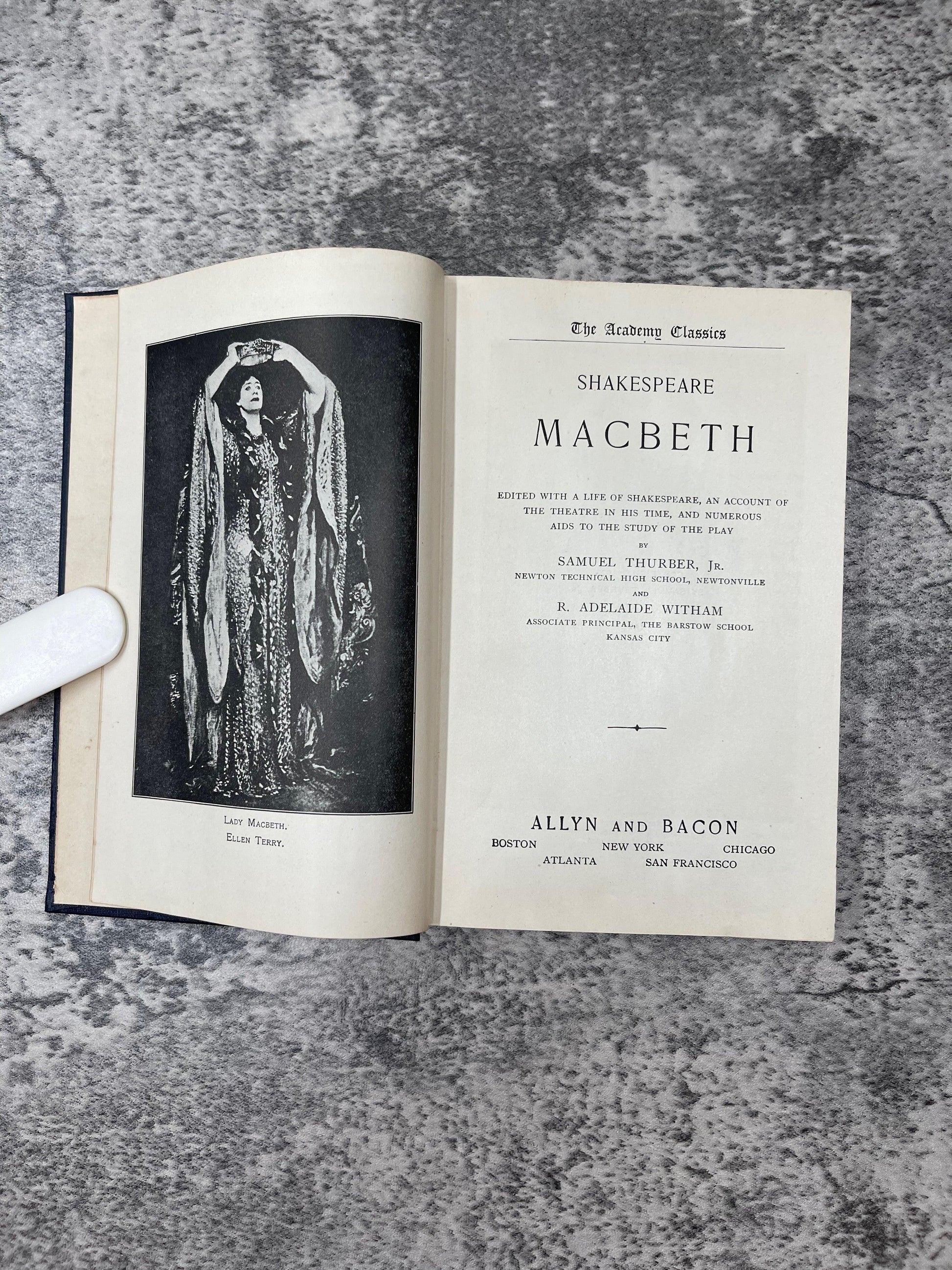 Shakespeare's Hamlet and Macbeth / 1922 - Precious Cache