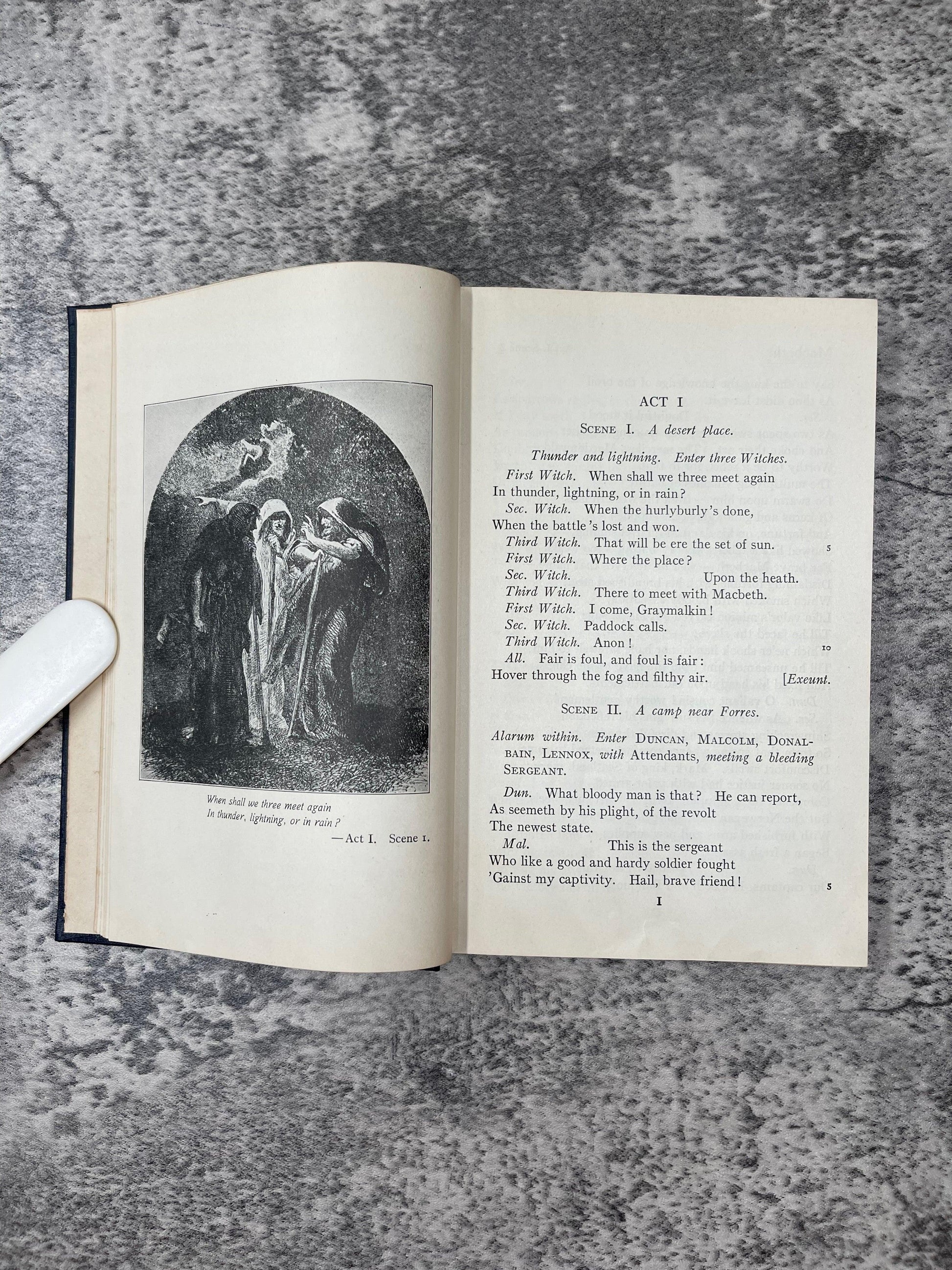 Shakespeare's Hamlet and Macbeth / 1922 - Precious Cache
